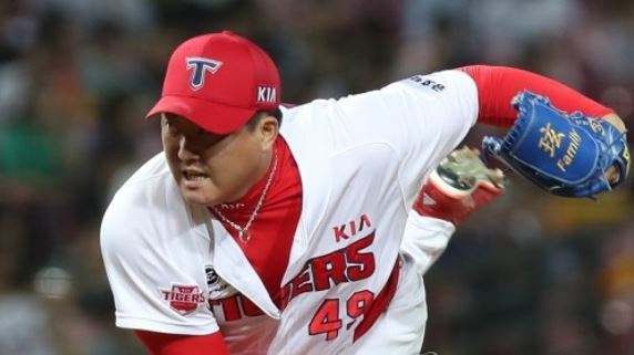 Kim Se-hyun of the Kia Tigers throws a pitch against the Doosan Bears in the clubs' Korea Baseball Organization game at Gwangju-Kia Champions Field in Gwangju on Sept. 1, 2017. (Yonhap)