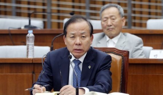 This photo, taken June 8, 2017, shows Constitutional Court Chief nominee Kim Yi-su speaking during a parliamentary confirmation hearing at the National Assembly in Seoul. (Yonhap)