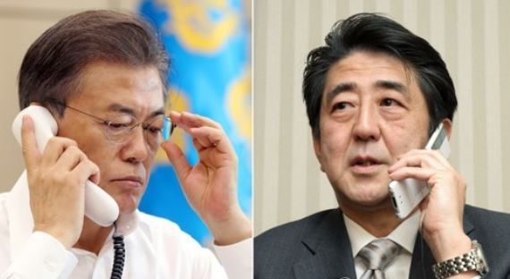 South Korean President Moon Jae-in (L) and Japanese Prime Minister Shinzo Abe (R) seen in the file photo on Sept. 4, 2017. (Yonhap)