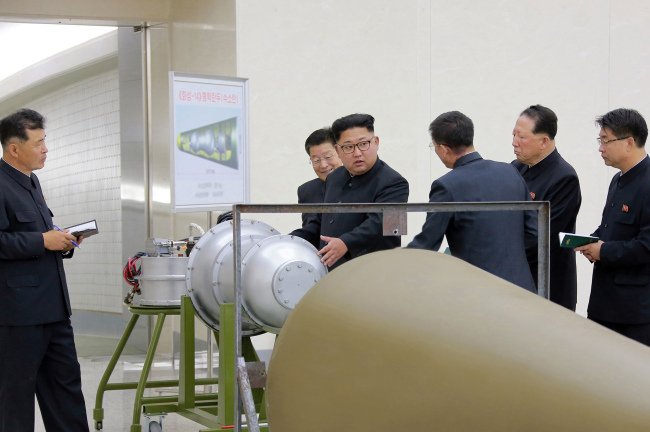 <YONHAP PHOTO-1374> In this undated image distributed on Sunday, Sept. 3, 2017, by the North Korean government, shows North Korean leader Kim Jong Un at an undisclosed location. North Korea’s state media on Sunday, Sept 3, 2017, said leader Kim Jong Un inspected the loading of a hydrogen bomb into a new intercontinental ballistic missile, a claim to technological mastery that some outside experts will doubt but that will raise already high worries on the Korean Peninsula. Independent journalists were not given access to cover the event depicted in this image distributed by the North Korean government. The content of this image is as provided and cannot be independently verified. (Korean Central News Agency/Korea News Service via AP)/2017-09-03 10:03:27/ <저작권자 ⓒ 1980-2017 ㈜연합뉴스. 무단 전재 재배포 금지.>