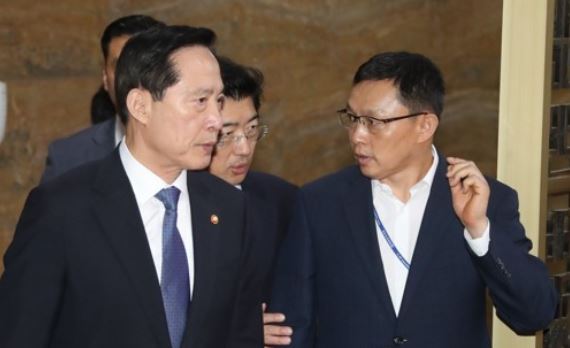 Defense Minister Song Young-moo (L) walks out of the parliament's main chamber after attending a plenary session at the National Assembly in Seoul on Sept. 4, 2017. (Yonhap)