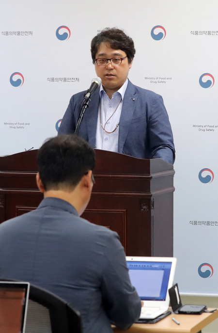김대철 식품의약품안전처 바이오생약심사부장이 4일 오후 서울 양천구 서울지방식약청에서 생리대 안전 검증위원회 2차 회의와 관련한 브리핑을 하고 있다. [사진제공=연합뉴스]