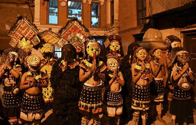 <YONHAP PHOTO-0426> Nepalese masked dancers prepare to perform a traditional dance on the second day of the Hindu festival of Indra Jatra, which symbolises unity, victory and power, in Kathmandu on September 4, 2017. The eight-day long Indra Jatra festival celebrates Indra, the king of gods and god of rains. Kumari, the living goddess, is taken around parts of the Nepalese capital city in a palanquin as part of a religious procession during the festival. The festival for eight days continues with jubilant celebrations, singing, dancing, feasting and merry-making and is attended by many thousands. / AFP PHOTO / PRAKASH MATHEMA/2017-09-05 02:33:00/ <저작권자 ⓒ 1980-2017 ㈜연합뉴스. 무단 전재 재배포 금지.>