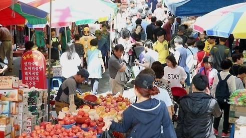 추석명절을 앞두고 성수식품을 구매하려는 이들로 북적이는 전통시장  [연합뉴스]