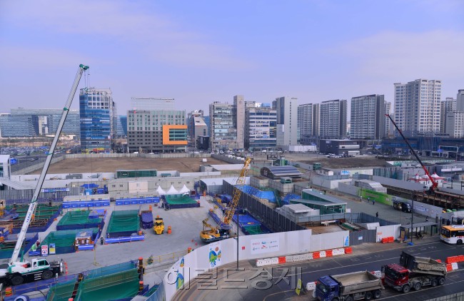국토부가 성남시 분당구와 대구시 수성구를 투기과열지구로 지정했다. 6일부터 이들 지역에선 종합적인 규제가 적용된다. 사진은 판교역 주변 모습. [헤럴드경제DB]