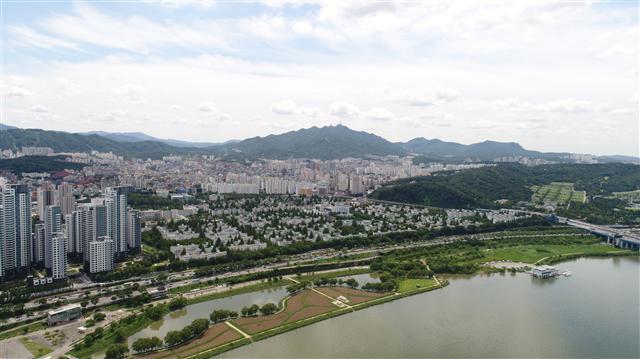 공사비 2조6000억원의 강남 재건축 최대어인 반포주공1단지 수주를 위해 GS건설과 현대건설이 한 판 대결을 벌이게 됐다. 사진은 반포주공1단지 전경.