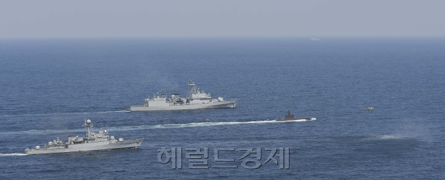 육군의 지대지 탄도미사일인 현무가 4일 새벽 동해안에서 불을 뿜고 있다. 합동참모본부는 이날 “우리 군은 오늘 새벽 일출과 더불어 공군 및 육군 미사일 합동 실사격훈련을 실시했다”며 “북한의 6차 핵실험에 대한 강력한 경고 차원”이라고 밝혔다. 이어 “사격에는 육군의 지대지 탄도미사일인 현무와 공군의 장거리 공대지미사일을 동해상 목표 지점에 사격을 실시해 명중시켰다”고 설명했다. 오른쪽 사진은 해군1함대가 동해상에서 실전적 대잠훈련을 실시하고 있는 모습.  [국방부 제공]