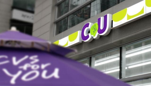 BGF리테일 편의점 CU가 업계 최초로 이란 테헤란에 1호점의 문을 연다. ‘편의점 수출’의 사례로, 의미가 작지 않다는 평가다. 사진은 서울 시내 한 CU 매장 모습(왼쪽)과 편의점 CU 이미지.