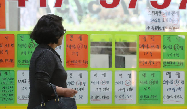 정부의 9ㆍ5 추가 대책을 두고 전문가들의 의견은 분분하다. 다주택자 투기와 청약 열풍을 진정시키는 데에는 효과가 분명할 것이라면서도, 정부의 지나친 시장 개입으로 현장의 반감이 커질 수 있다는 우려가 제기된다. 주거복지로드맵과 가계부채대책의 영향으로 주택시장의 전반적인 위축은 불가피할 것으로 전망된다. [사진제공=연합뉴스]