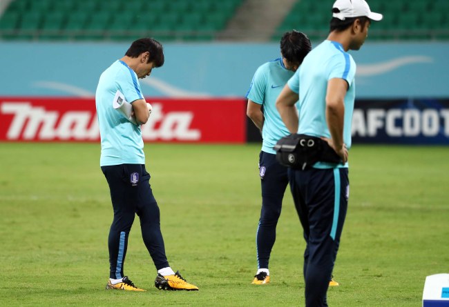 [한국 우즈벡] 이천수 “우즈벡 잔디, 모래같아…쥐가 올 수도”