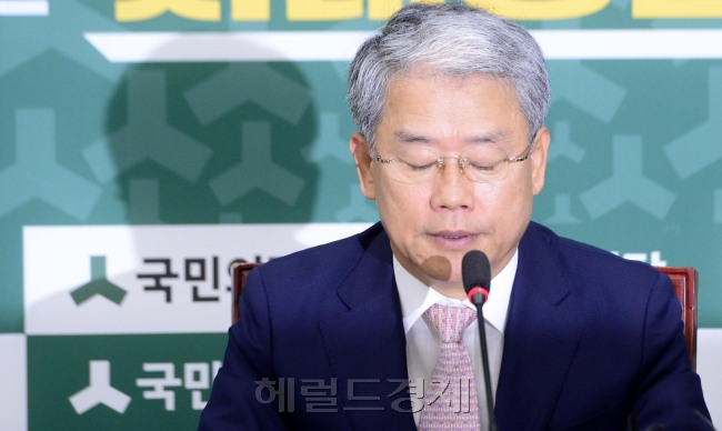 김동철 국민의당 원내대표가 5일 오전 서울 여의도 국회에서 열린 원내대책회의에서 모두발언을 하고 있다. [사진=박해묵 기자/mook@heraldcorp.com]