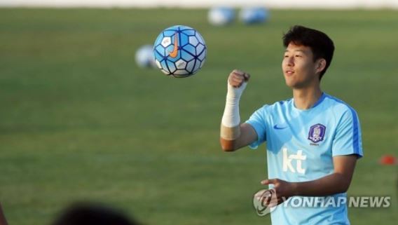 South Korean midfielder Son Heung-min practices in Tashkent, Uzbekistan, on Sept. 3, 2017, two days prior to his team's World Cup qualifier against Uzbekistan. (Yonhap)