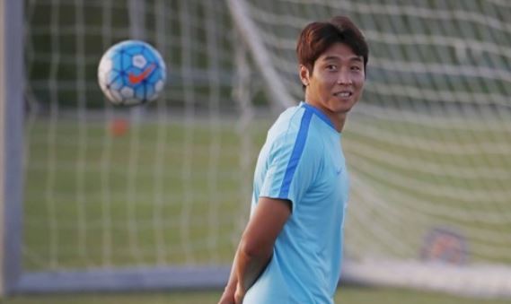 South Korean forward Lee Dong-gook practices in Tashkent, Uzbekistan, on Sept. 3, 2017, two days prior to his team's World Cup qualifier against Uzbekistan. (Yonhap)