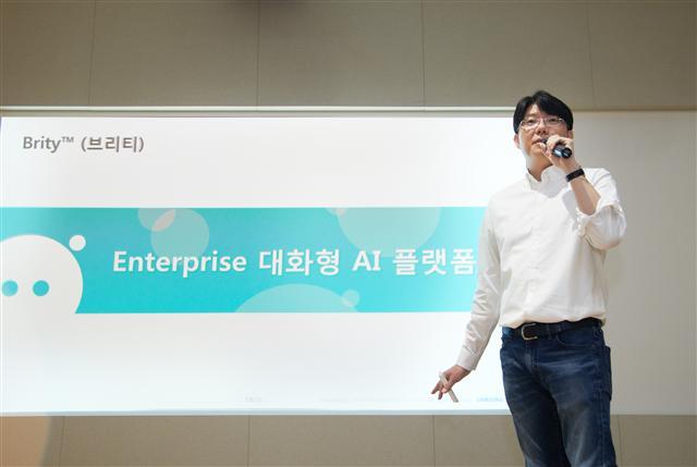 5일 서울 송파구 잠실 삼성SDS 본사에서 열린 ‘대화형 인공지능(AI) 브리티’ 설명회에서 이치훈 삼성SDS AI연구팀장(상무)이 브리티 서비스를 설명하고 있다.  [제공=삼성SDS]