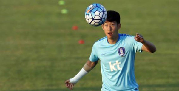 South Korean midfielder Son Heung-min practices in Tashkent, Uzbekistan, on Sept. 3, 2017, two days prior to his team's World Cup qualifier against Uzbekistan. (Yonhap)