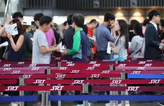 <YONHAP PHOTO-1581> SRT, 추석열차표 판매 시작 (서울=연합뉴스) 임헌정 기자 = 5일 서울 강남구 SRT수서역에서 시민들이 추석 열차표를 구매하기 위해 길게 줄지어 서 있다. 2017.9.5 kane@yna.co.kr/2017-09-05 09:47:59/ <저작권자 ⓒ 1980-2017 ㈜연합뉴스. 무단 전재 재배포 금지.>