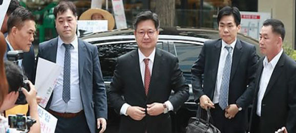 MBC President and CEO Kim Jang-kyom appears at a Seoul district agency of the labor ministry to be questioned over alleged unfair labor practices on Sept. 5, 2017. (Yonhap)