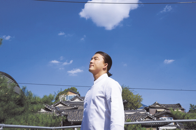 서울 가회동 ‘두레유’의 유현수 오너셰프.                                                               두레유 입구 전경.                                                               토장설야멱 진지상.                                            나물어탕수.