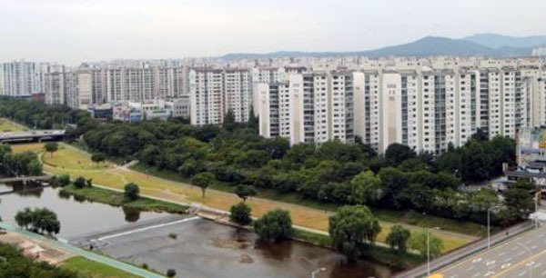 Closely packed apartment buildings in Bundang, an affluent region south of Seoul, on Aug. 5, 2017 (Yonhap)