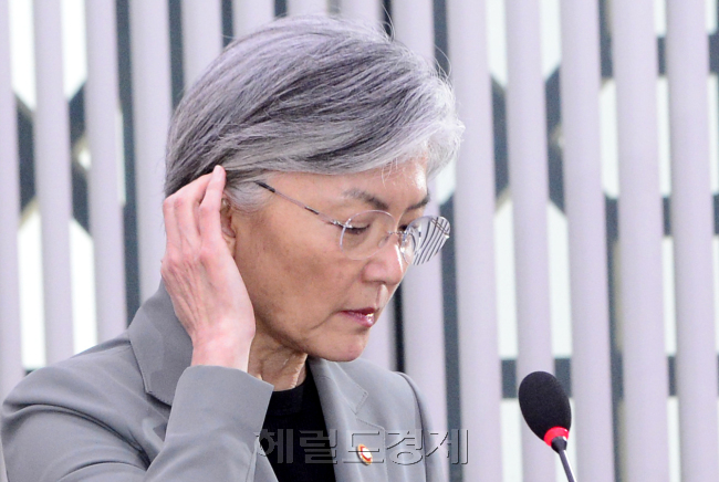 강경화 외교부 장관이 5일 오후 서울 여의도 국회에서 열린 외교통일위원회 전체회의에서 6차 북핵실험과 관련해 긴급현안보고를 하기 위해 연단으로 나서고 있다. [사진=박해묵 기자/mook@heraldcorp.com]