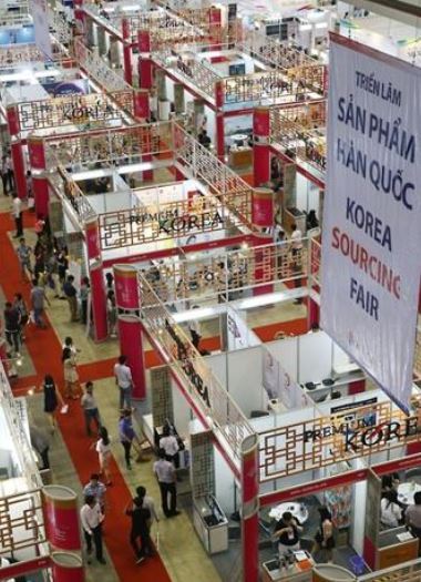 A file photo of South Korean companies operating booths at a product fair in Ho Chi Minh City, Vietnam, on Nov. 5, 2015. (Yonhap)