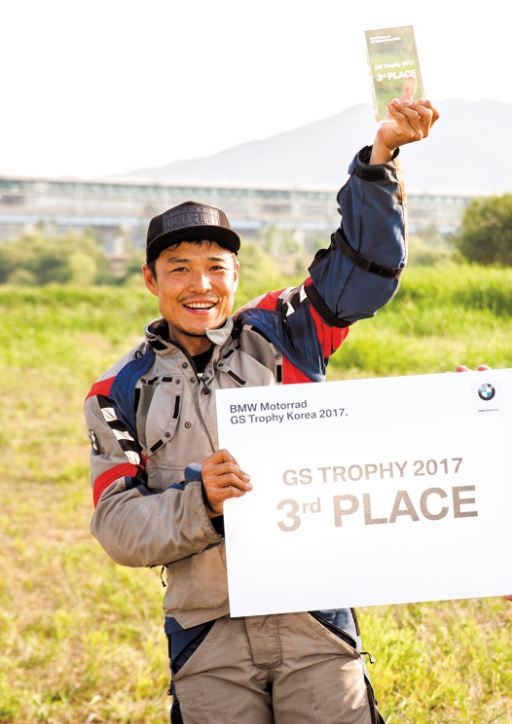 Samsung SDI battery technician Kim Sun-ho celebrates coming in third at a national qualifier held in June. (Samsung SDI)