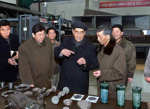 North Korean Prime Minister Park Bong-ju (3rd from R) talks with officials of an oil refinery in this photo released by the state-run Rodong Sinmun on March 21, 2016. (For Use Only in the Republic of Korea. No Redistribution) (Yonhap)