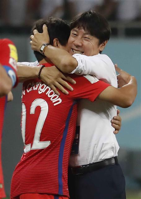 <YONHAP PHOTO-0706> 환호하는 신태용과 김민우 (타슈켄트=연합뉴스) 김인철 기자 = 5일 오후(현지시간) 우즈베키스탄 타슈켄트 분요드코르 경기장에서 열린 2018 러시아월드컵 아시아지역 최종예선 한국과 우즈베키스탄의 경기. 우즈벡과 0-0 무승부를 거두며 월드컵 본선 진출을 확정 지은 신태용 감독과 김민우가 환호하고 있다. 2017.9.6 yatoya@yna.co.kr/2017-09-06 02:43:02/ <저작권자 ⓒ 1980-2017 ㈜연합뉴스. 무단 전재 재배포 금지.>