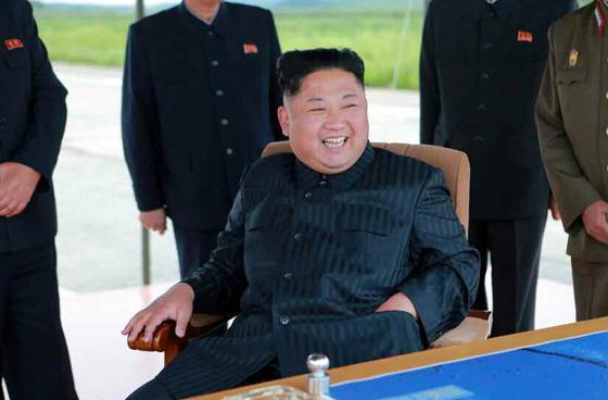 최근 미국내에서 잇단 핵ㆍ미사일 도발을 이어가고 있는 북한 김정은 노동당위원장과 군 수뇌부를 족집게식으로 제거하는 ‘레짐 체인지’(정권교체), ‘참수작전’이 급부상하고 있다. 사진은 지난달 김정은 위원장이 중장거리전략탄도미사일 화성-12형 발사 훈련을 참관하고 관계자들을 격려하며 활짝 웃고 있는 모습. [연합뉴스]