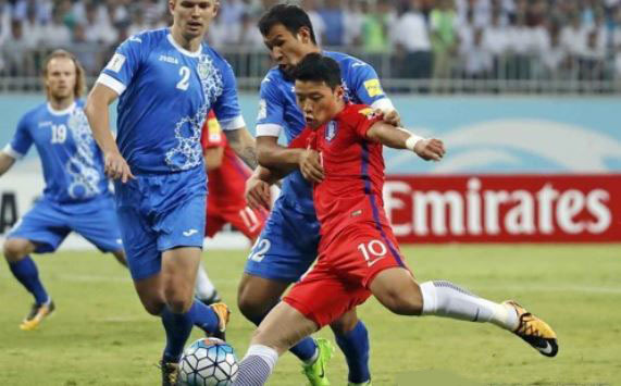 South Korean forward Hwang Hee-chan (C) takes a shot against Uzbekistan in the teams' World Cup qualifying match at Bunyodkor Stadium in Tashkent on Sept. 5, 2017. (Yonhap)