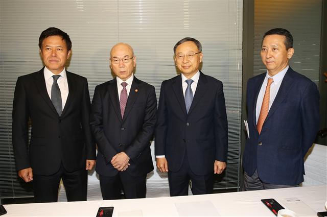 왼쪽부터 박정호 SK텔레콤 사장, 이효성 방통위원장, 황창규 KT 회장, 권영수 LG유플러스 부회장.  [제공=방통위]