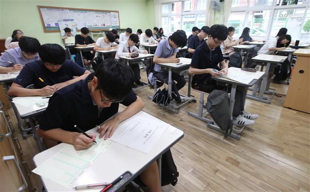 ‘수능향한 9부능선.’ 올 수능득점을 미리 점칠 수 있는 9월 모의평가가 실시된 6일 오전 서울 서초구 서초고등학교에서 수험생들이 긴장한 가운데 문제지와 답안지를 받고 있다. [연합뉴스]