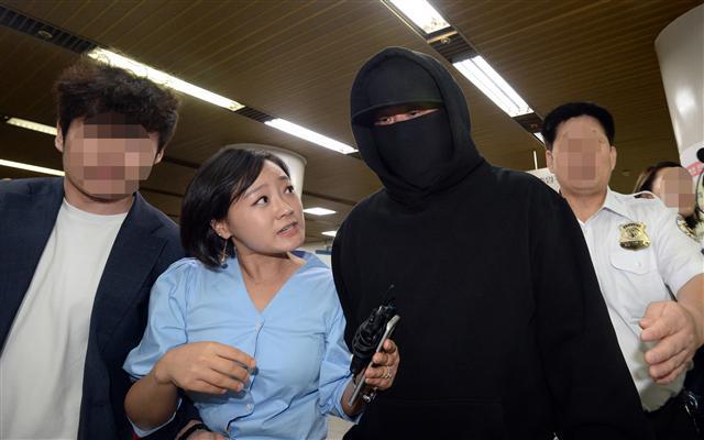 음주운전을 하다 두 번째 적발돼 재판에 넘겨진 가수 길(본명 길성준)씨가 6일 오전 서초구 서울중앙지법에서 열린 첫 공판에 출석하고 있다.	 [연합뉴스]