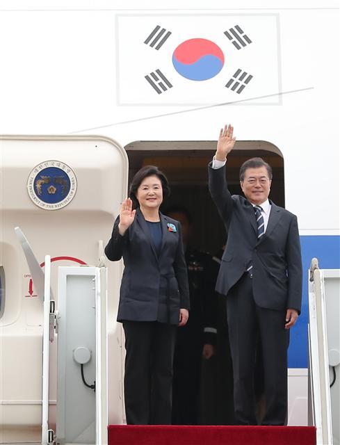 <YONHAP PHOTO-2180> 문 대통령, '잘 다녀오겠습니다' (성남=연합뉴스) 김주형 기자 = 문재인 대통령과 부인 김정숙 여사가 러시아 블라디보스토크에서 열리는 '제3차 동방경제포럼'에 참석하기 위해 6일 오전 성남 서울공항을 통해 출국하며 손 흔들고 있다. 2017.9.6 kjhpress@yna.co.kr/2017-09-06 07:25:10/ <저작권자 ⓒ 1980-2017 ㈜연합뉴스. 무단 전재 재배포 금지.>