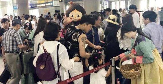 This undated file photo shows Japanese tourists arriving in South Korea. (Yonhap)