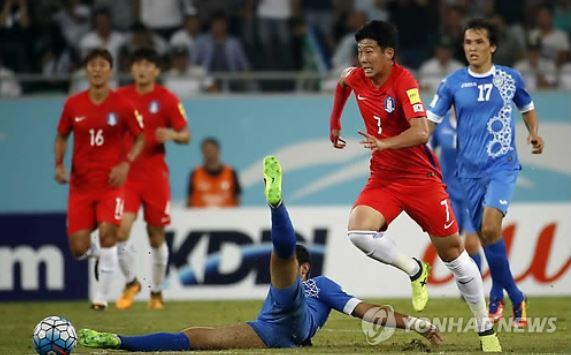 South Korean midfielder Son Heung-min (C) tries to dribble past a Uzbekistan player during the teams' World Cup qualifying match at Bunyodkor Stadium in Tashkent on Sept. 5, 2017. (Yonhap)