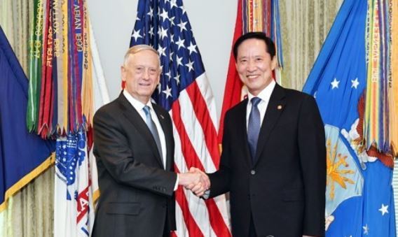 South Korean Defense Minister Song Young-moo (R) shakes hands with US Defense Secretary Jim Mattis during their meeting at the Pentagon near Washington on Aug. 30, 2017, in this photo provided by Song's ministry. (Yonhap)