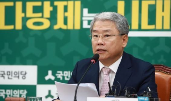 This photo, taken Sept. 5, 2017, shows Kim Dong-cheol, the floor leader of the minor opposition People's Party, speaking during a party meeting at the National Assembly in Seoul. (Yonhap)