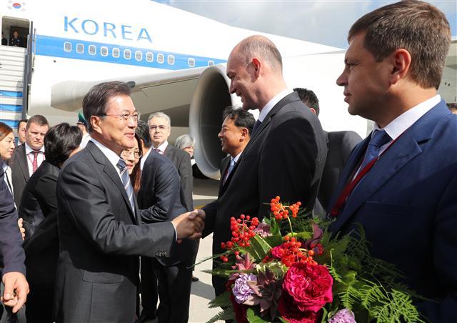 <YONHAP PHOTO-2695> 문 대통령, 블라디보스토크 도착 (블라디보스토크=연합뉴스) 김주형 기자 = 제3차 동방경제포럼 참석차 러시아를 방문한 문재인 대통령이 6일 오전 블라디보스토크 국제공항에 도착해 환영나온 러시아측 인사와 악수하고 있다. 2017.9.6 kjhpress@yna.co.kr/2017-09-06 10:07:15/ <저작권자 ⓒ 1980-2017 ㈜연합뉴스. 무단 전재 재배포 금지.>