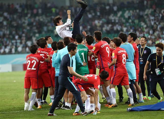 <YONHAP PHOTO-0687> 환호하는 축구대표팀 (타슈켄트=연합뉴스) 김인철 기자 = 5일 오후(현지시간) 우즈베키스탄 타슈켄트 분요드코르 경기장에서 열린 2018 러시아월드컵 아시아지역 최종예선 한국과 우즈베키스탄의 경기. 우즈벡과 0-0 무승부를 거두며 월드컵 본선 진출을 확정 지은 한국 선수들이 신태용 감독을 헹가래 하고 있다. 2017.9.6 yatoya@yna.co.kr/2017-09-06 02:38:10/ <저작권자 ⓒ 1980-2017 ㈜연합뉴스. 무단 전재 재배포 금지.>