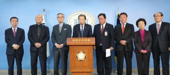 This photo, taken April 11, 2017, shows members of the Parliamentarians' Society of the Republic of Korea holding a press conference at the National Assembly in Seoul. (Yonhap)