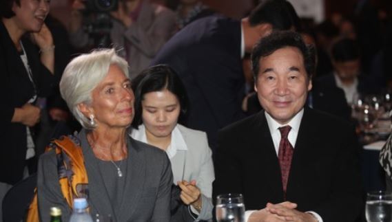 Prime Minister Lee Nak-yon (R) is seated next to Christine Lagarde, managing director of the International Monetary Fund (IMF), at an international conference of female financial specialists in Seoul on Sept. 6, 2017. (Yonhap)