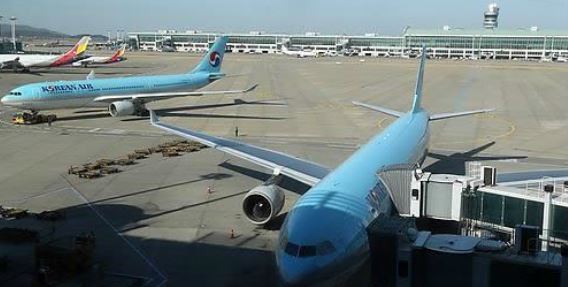 South Korean passenger jets await passengers at Incheon International Airport in this undated file photo. (Yonhap)