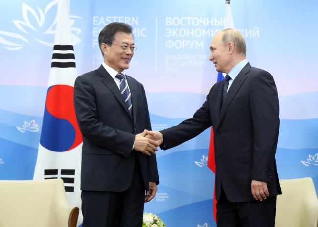 South Korean President Moon Jae-in (L) and Russian President Vladimir Putin (Yonhap)