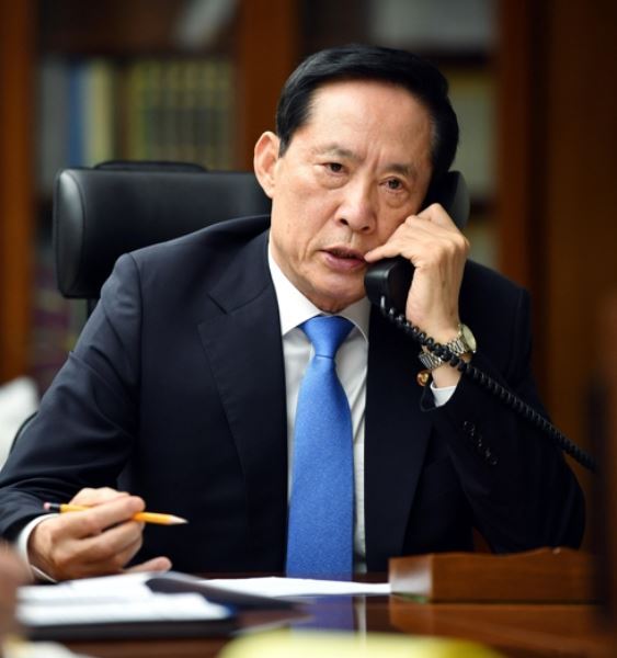 South Korean Defense Minister Song Young-moo holds phone talks with his Japanese counterpart Itsunori Onodera on North Korea on Sept. 6, 2017, in this photo provided by Song's office. (Yonhap)