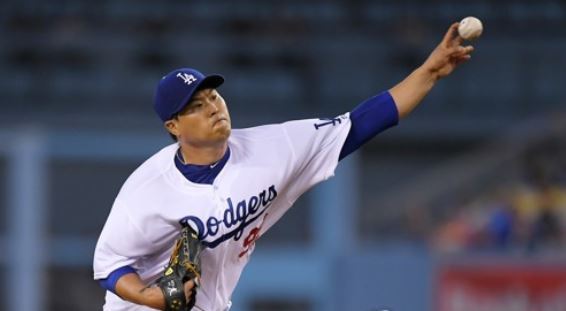 In this Associated Press photo, Ryu Hyun-jin of the Los Angeles Dodgers throws a pitch against the Arizona Diamondbacks at Dodger Stadium in Los Angeles on Sept. 5, 2017. (Yonhap)