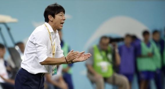 South Korean national men's football head coach Shin Tae-yong gives orders to his players during the team's World Cup qualifier against Uzbekistan at Bunyodkor Stadium in Tashkent on Sept. 5, 2017. (Yonhap)