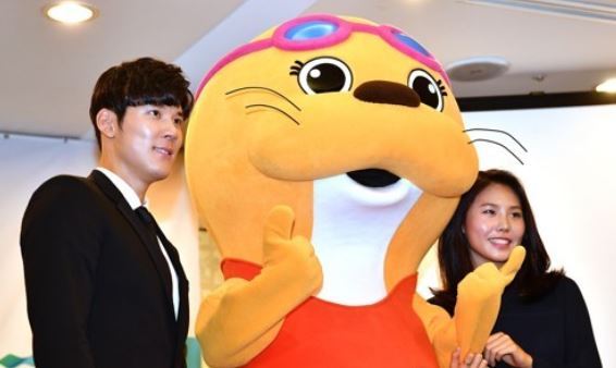 South Korean swimmers Park Tae-hwan (L) and An Se-hyeon (R) pose with a mascot for the 2019 FINA World Aquatics Championships in Gwangju after being named the competition's honorary ambassadors in a ceremony in Seoul on Sept. 6, 2017. (Yonhap)