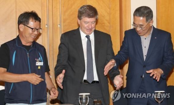 Guy Ryder (C), director-general of the International Labor Organization, meets with representatives of South Korea's key umbrella trade unions in Seoul on Sept. 6, 2017. (Yonhap)