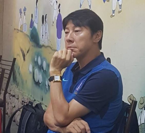 South Korean national football head coach Shin Tae-yong speaks to reporters at a Korean restaurant in Tashkent on Sept. 6, 2017. (Yonhap)